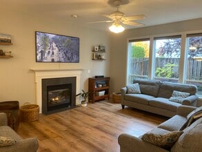 2246 SE Decade Ct in Hillsboro, OR - Building Photo - Building Photo