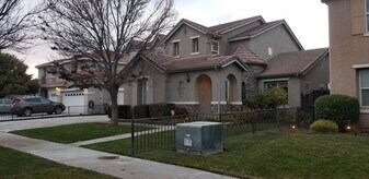 911 Azalea Ct in Los Banos, CA - Building Photo