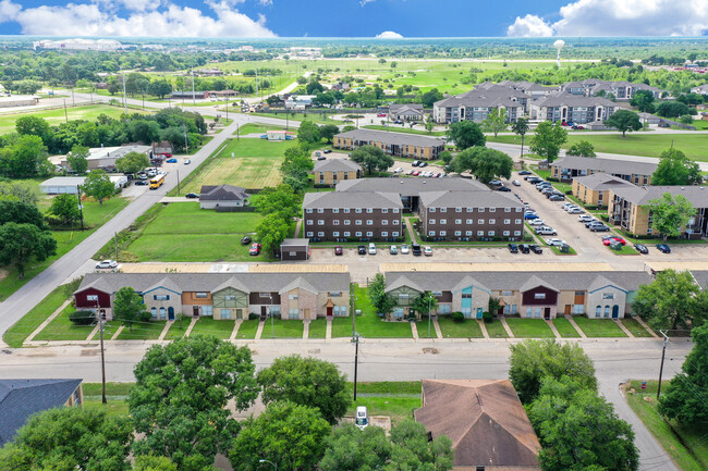 1502-1616 Eagle Lake Rd in Sealy, TX - Building Photo - Building Photo