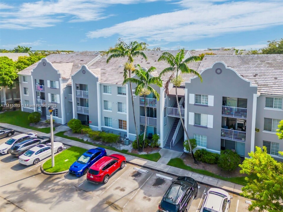 655 SW 111th Way in Pembroke Pines, FL - Foto de edificio