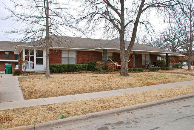 Bryan Court Apartments in Denton, TX - Foto de edificio - Building Photo