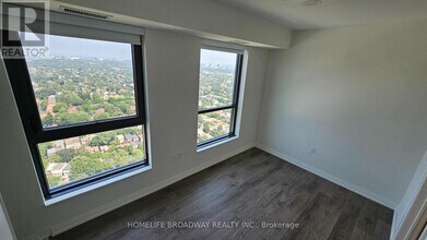 325 Yorkland Blvd in Toronto, ON - Building Photo - Building Photo