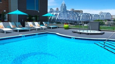 Aqua on the Levee in Newport, KY - Foto de edificio - Building Photo