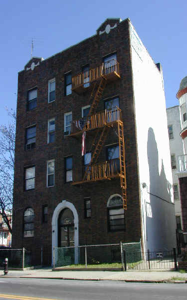 2107 Cropsey Ave in Brooklyn, NY - Foto de edificio