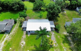 581 Wood Ave in Ft. Myers, FL - Foto de edificio - Building Photo