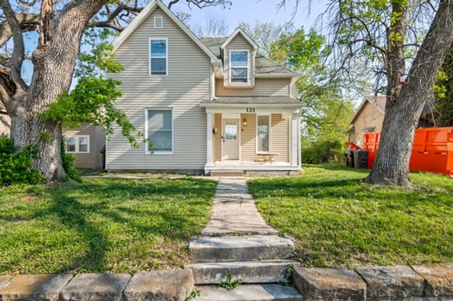 121 E North St in Warrensburg, MO - Building Photo - Building Photo