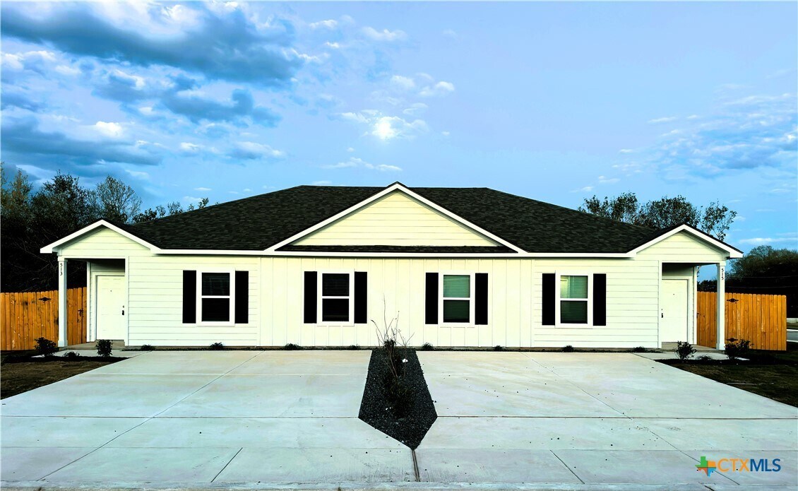 512 Hudson St in Seguin, TX - Building Photo