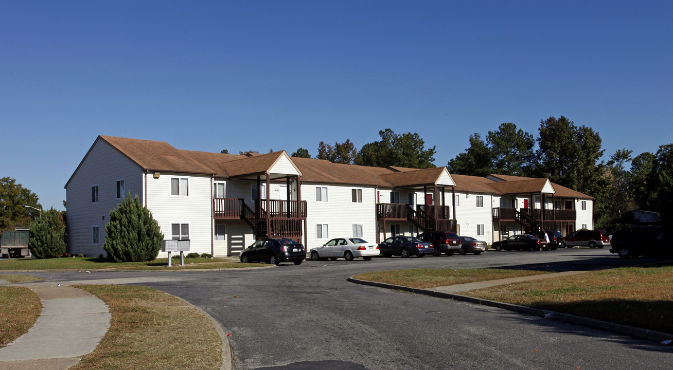 Schooner Cove Apartments in Chesapeake, VA - Building Photo