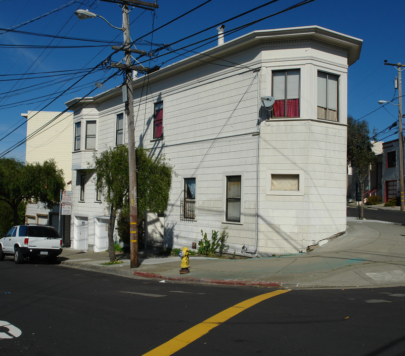 102 Hillcrest Dr in Daly City, CA - Building Photo