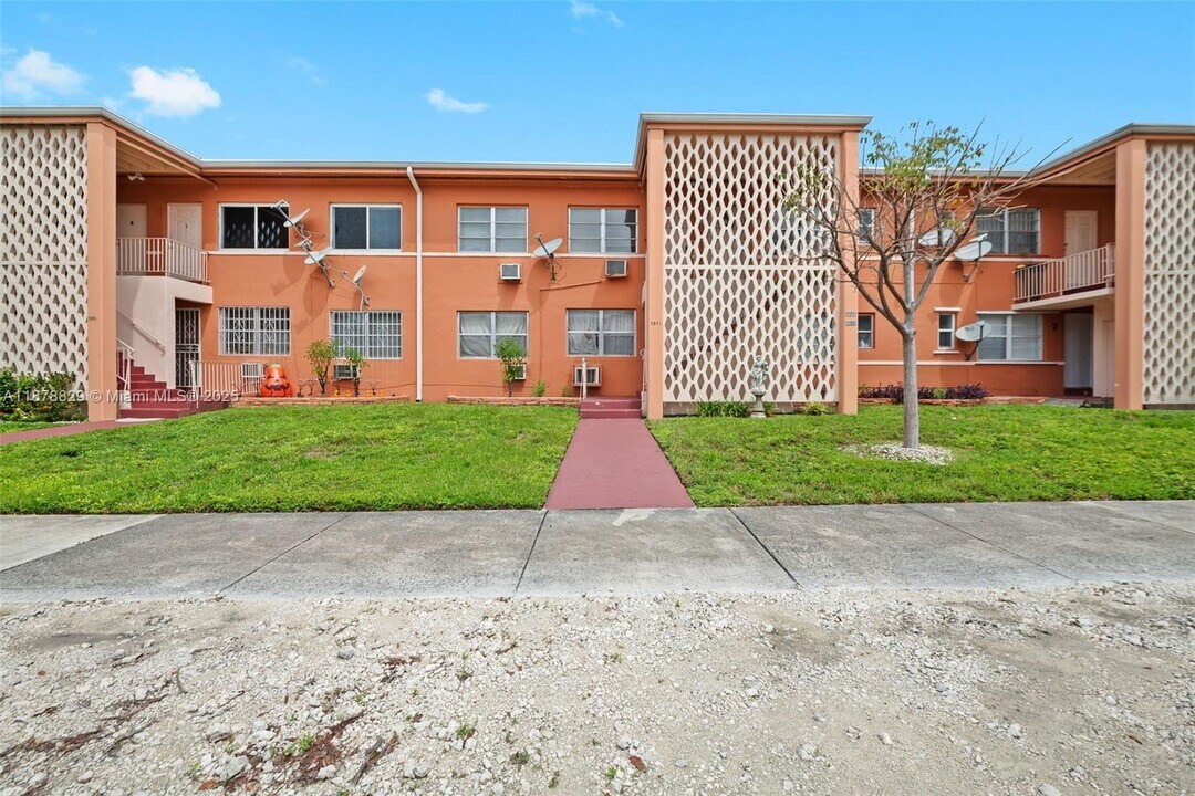 3571 SW 10th St in Miami, FL - Building Photo