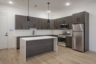 215 Newark Pompton Tpke in Little Falls, NJ - Foto de edificio - Interior Photo