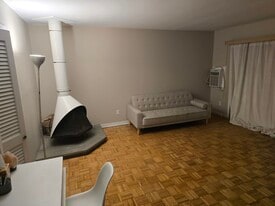 18 Bridge St, Unit 1B in Sag Harbor, NY - Building Photo