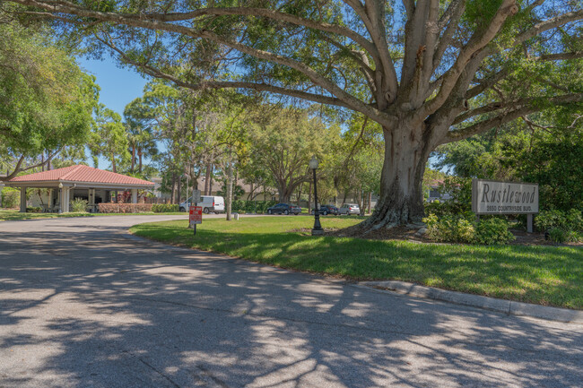 Rustlewood in Clearwater, FL - Foto de edificio - Building Photo