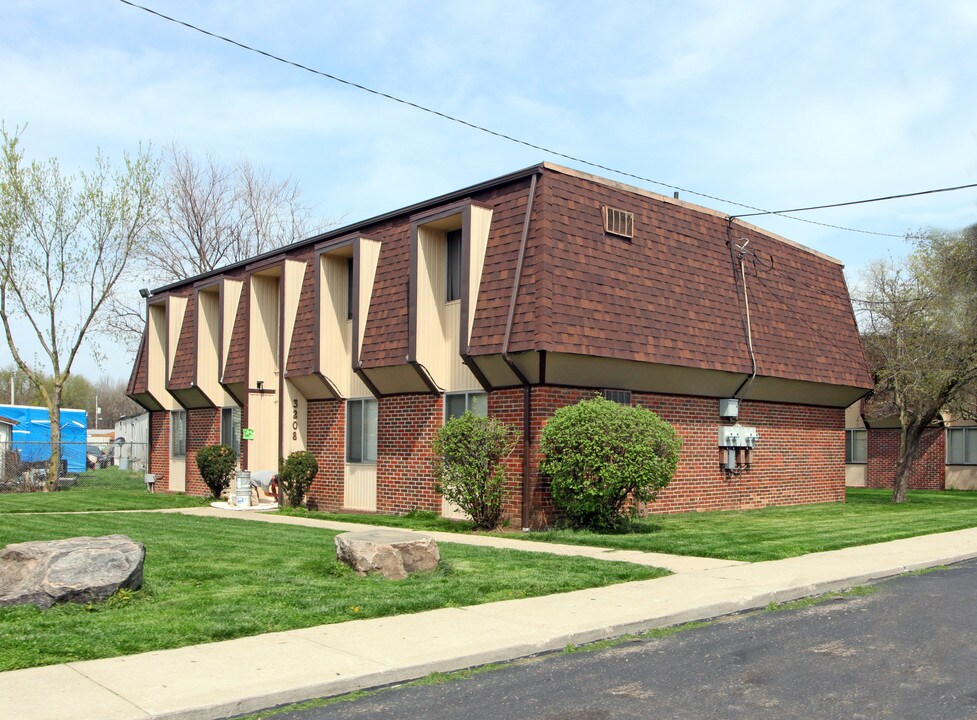 Sterling Court in Columbus, OH - Building Photo