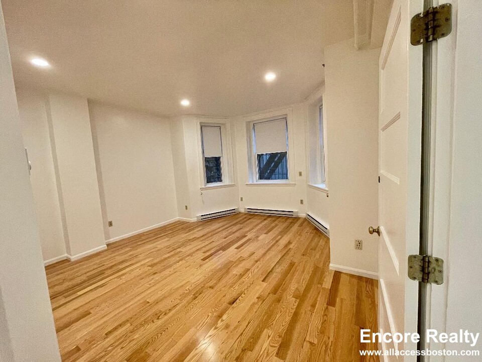 1077 Beacon St, Unit B in Brookline, MA - Foto de edificio