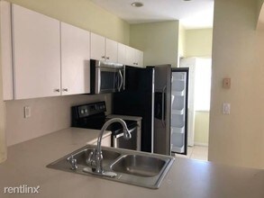 5755 NW 115th Ct in Doral, FL - Foto de edificio - Building Photo