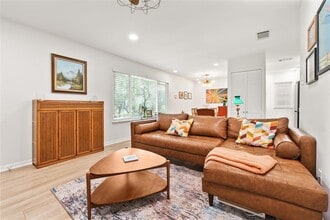 2450 Ashdale Dr in Austin, TX - Building Photo - Building Photo