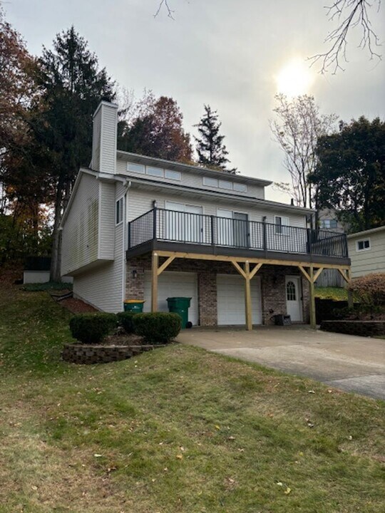 1331 Brighton Lake Rd in Brighton, MI - Building Photo