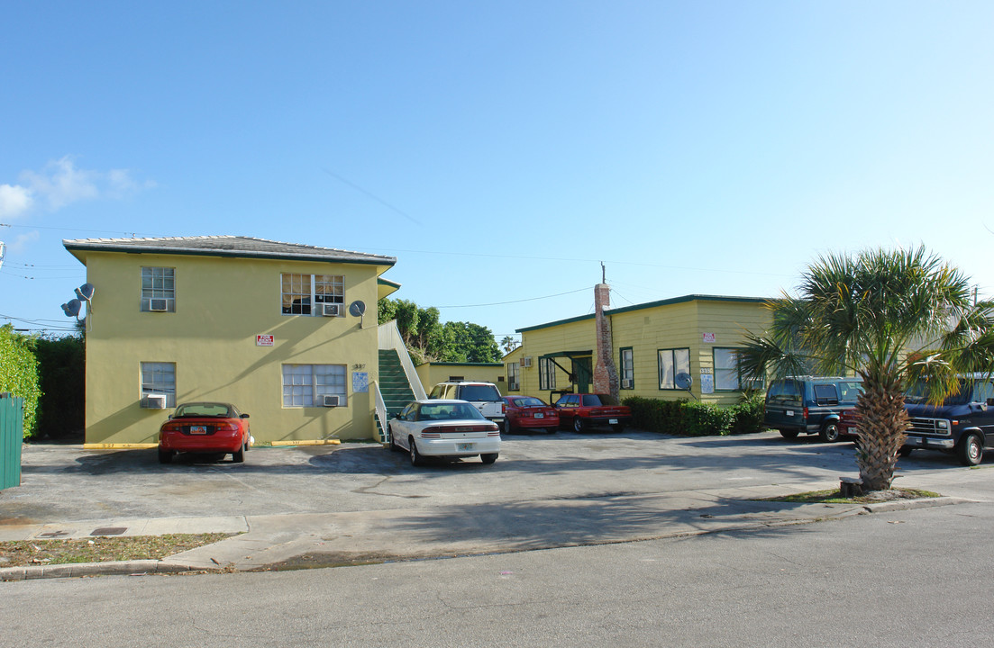 335-337 Kenilworth Blvd in West Palm Beach, FL - Building Photo