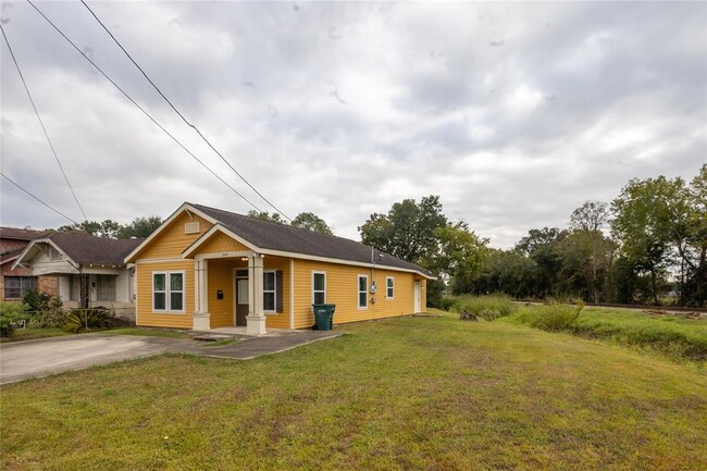 1895 Threadneedle St in Beaumont, TX - Foto de edificio - Building Photo