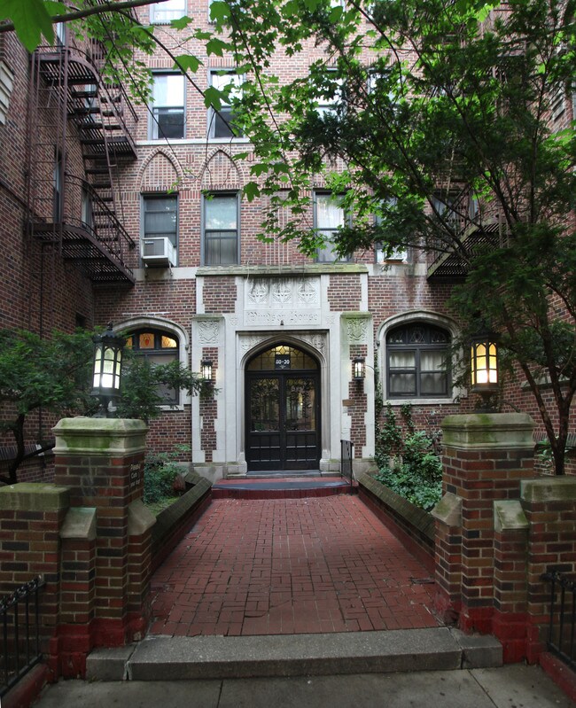 Windsor House in Flushing, NY - Foto de edificio - Building Photo