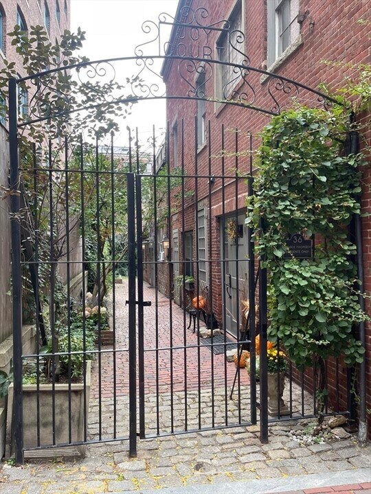 36 Joy St-Unit -F1 in Boston, MA - Building Photo