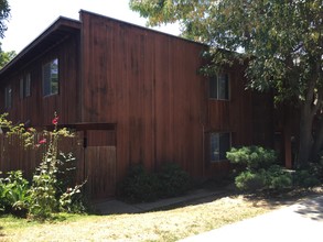 Town Horse Apartments in Glendale, CA - Building Photo - Building Photo