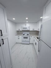 9365 Fontainebleau Blvd, Unit E-218 in Miami, FL - Building Photo - Building Photo