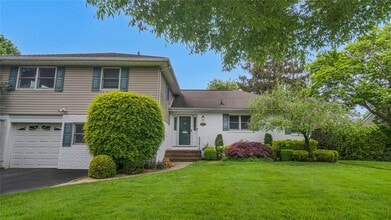 136 Lee Rd in Garden City, NY - Building Photo - Building Photo