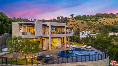 2501 Zorada Dr in Los Angeles, CA - Building Photo - Building Photo