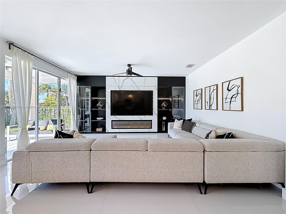 1598 Sandpiper Cir in Weston, FL - Building Photo