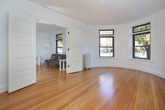 1805 Beacon St, Unit 1 in Brookline, MA - Foto de edificio - Building Photo