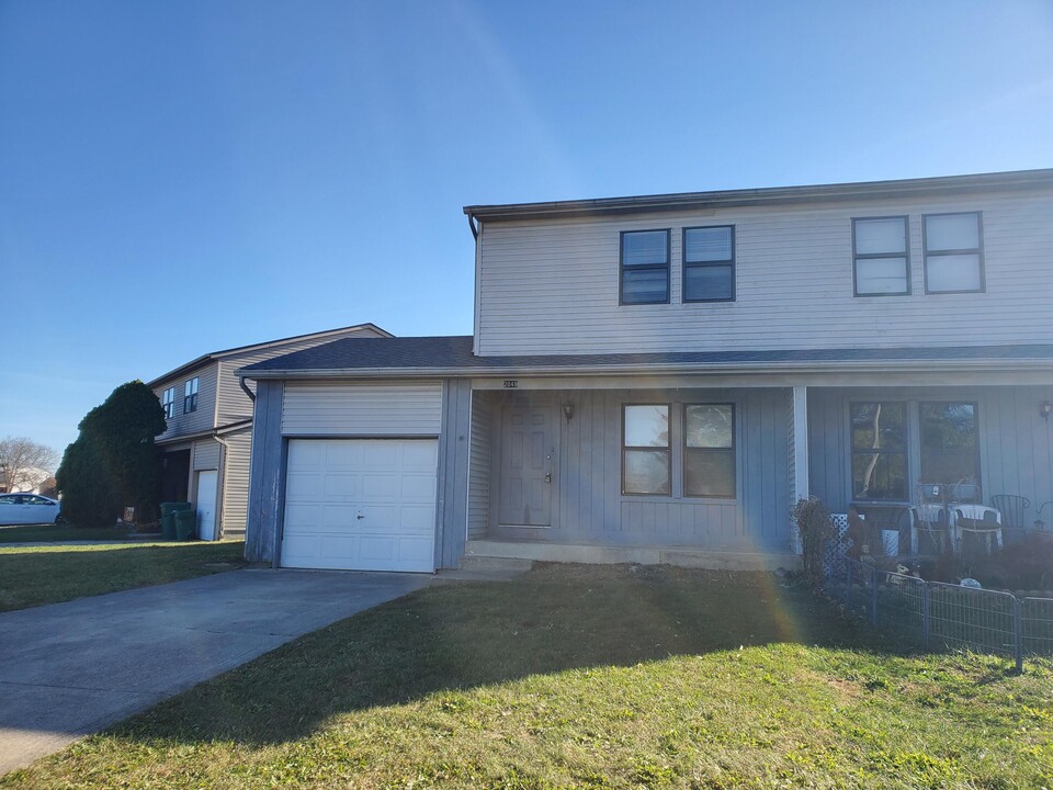 2047 Bridlewood Blvd in Obetz, OH - Foto de edificio