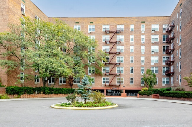 Thornton Burns Owners in Flushing, NY - Building Photo - Building Photo