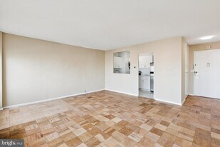 200 Locust St in Philadelphia, PA - Building Photo