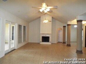 414 Shannon Ridge Dr in Floresville, TX - Building Photo - Building Photo
