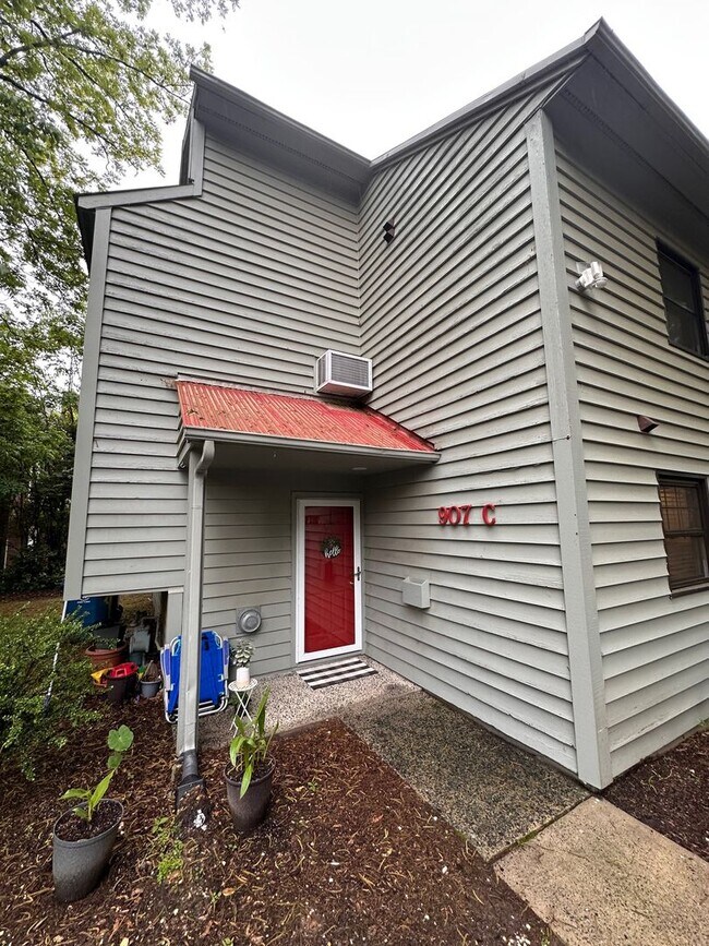 property at 907 N Mangum St
