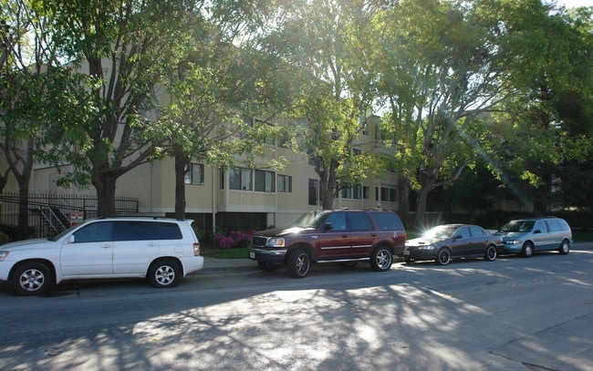 240 N Bayshore Blvd in San Mateo, CA - Foto de edificio - Building Photo