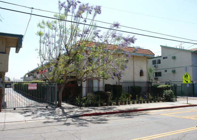 8808 Langdon Ave in North Hills, CA - Foto de edificio - Building Photo