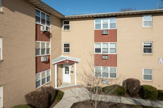 Chateau Gardens in Secaucus, NJ - Building Photo - Building Photo