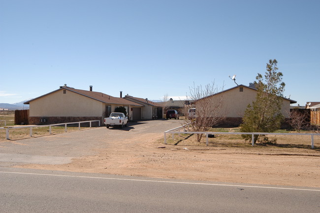 10654 Kiowa Rd in Apple Valley, CA - Building Photo - Building Photo