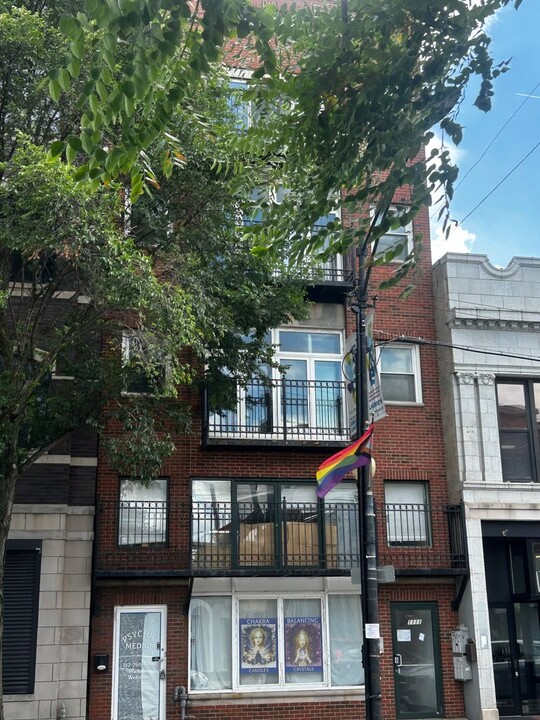 1111 W Belmont Ave in Chicago, IL - Foto de edificio
