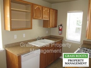 305 N School St in Grass Valley, CA - Foto de edificio - Building Photo