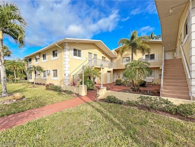 8141 Country Rd in Ft. Myers, FL - Building Photo - Building Photo