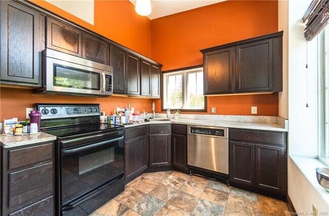 10 Summit St in East Hampton, CT - Building Photo - Building Photo