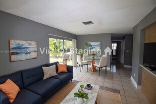 825 SW 10th St in Hallandale Beach, FL - Building Photo