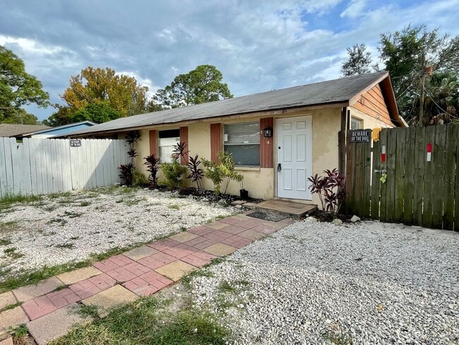 512 60th Ave Terrace W in Bradenton, FL - Building Photo - Building Photo