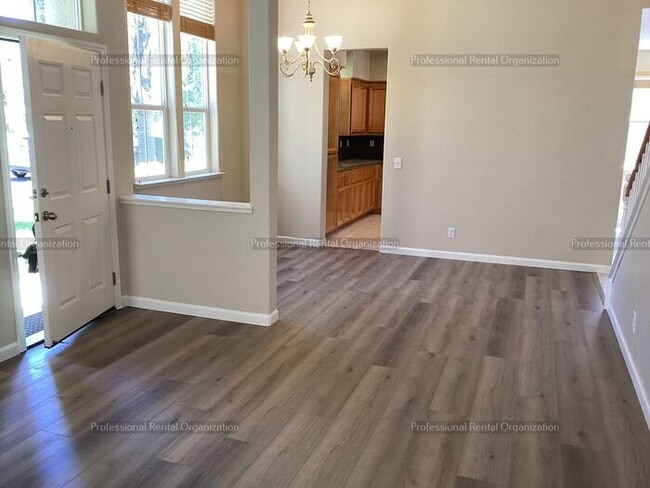 2921 W Creek Ln in Santa Rosa, CA - Building Photo - Building Photo