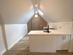 210 Burlington St E in Hamilton, ON - Building Photo - Building Photo