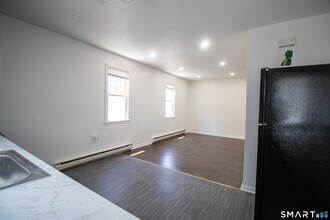 12 Home St in New London, CT - Building Photo - Building Photo